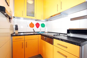 Een koelkast, een magnetron, een oven, een vaatwasser