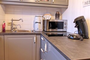 Køleskab, kaffe-/temaskine, elkedel, brødrister