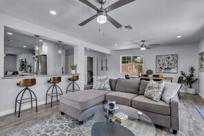 Smart TV, fireplace, books - Happy Haus, Uptown, Close to AZ-51, Downtown, Pool (Phoenix)