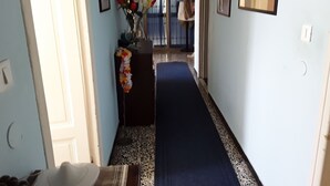 Asrama Umum, 1 kamar tidur, balkon, pemandangan gunung | Lorong