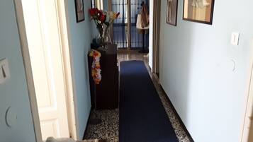 Phòng tập thể, 1 phòng ngủ, ban công, quang cảnh núi | Hành lang