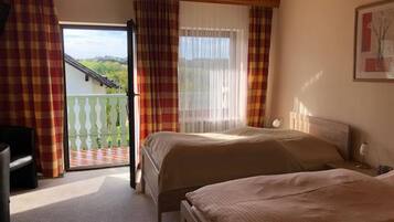 Double Room | Desk, free WiFi, bed sheets