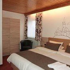 Escritorio, wifi gratis y ropa de cama 