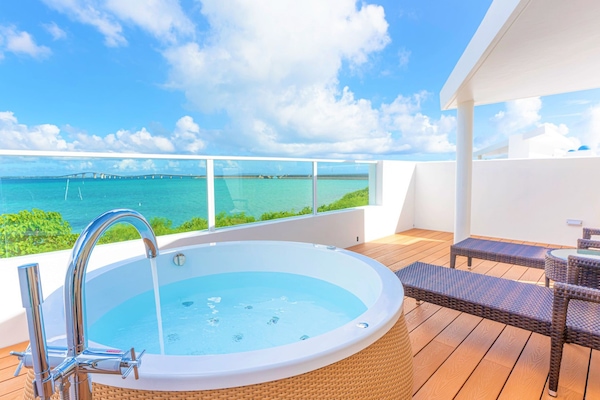 Royal Suite Villa Premium - 2 beds | Balcony view