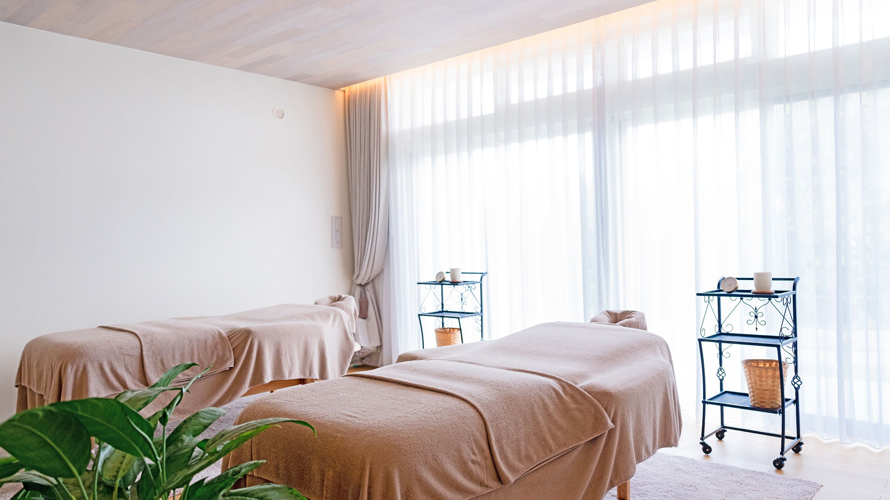 Couples treatment room(s), body treatments, facials, massages