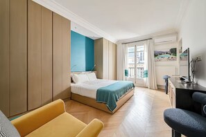 3 makuuhuonetta, tallelokero huoneessa, työpöytä, silitysrauta/-lauta