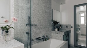 وحدات دش مع أحواض استحمام، مجففات شعر، مناشف، صابون