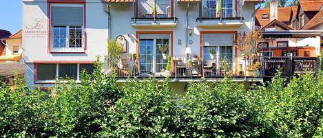 المنشأة من الخارج