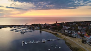 Eine Küstenstadt mit einem Hafen, Häusern und einer Kirche.