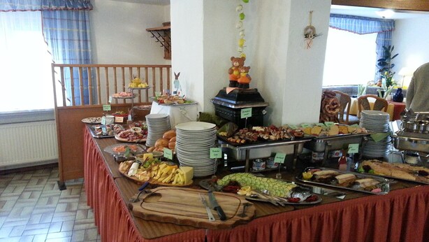 Montaje de bufé con diferentes alimentos y una estatua decorativa de un oso.