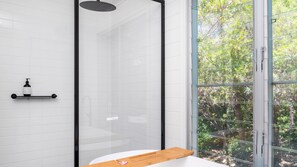 Combined shower/bathtub, towels