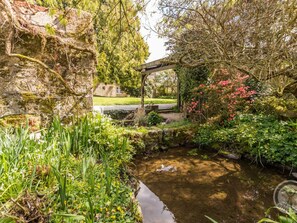 A garden with a small pond, stone walls, and a stone bridge. - House with fireplace and garden near Coutances (Coutances)