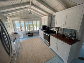 Fridge, microwave, oven, stovetop - Classic Orr’s Island, Maine Cottage, sleeps 4, 1 Bath, Stunning ocean views! (Orr's Island)