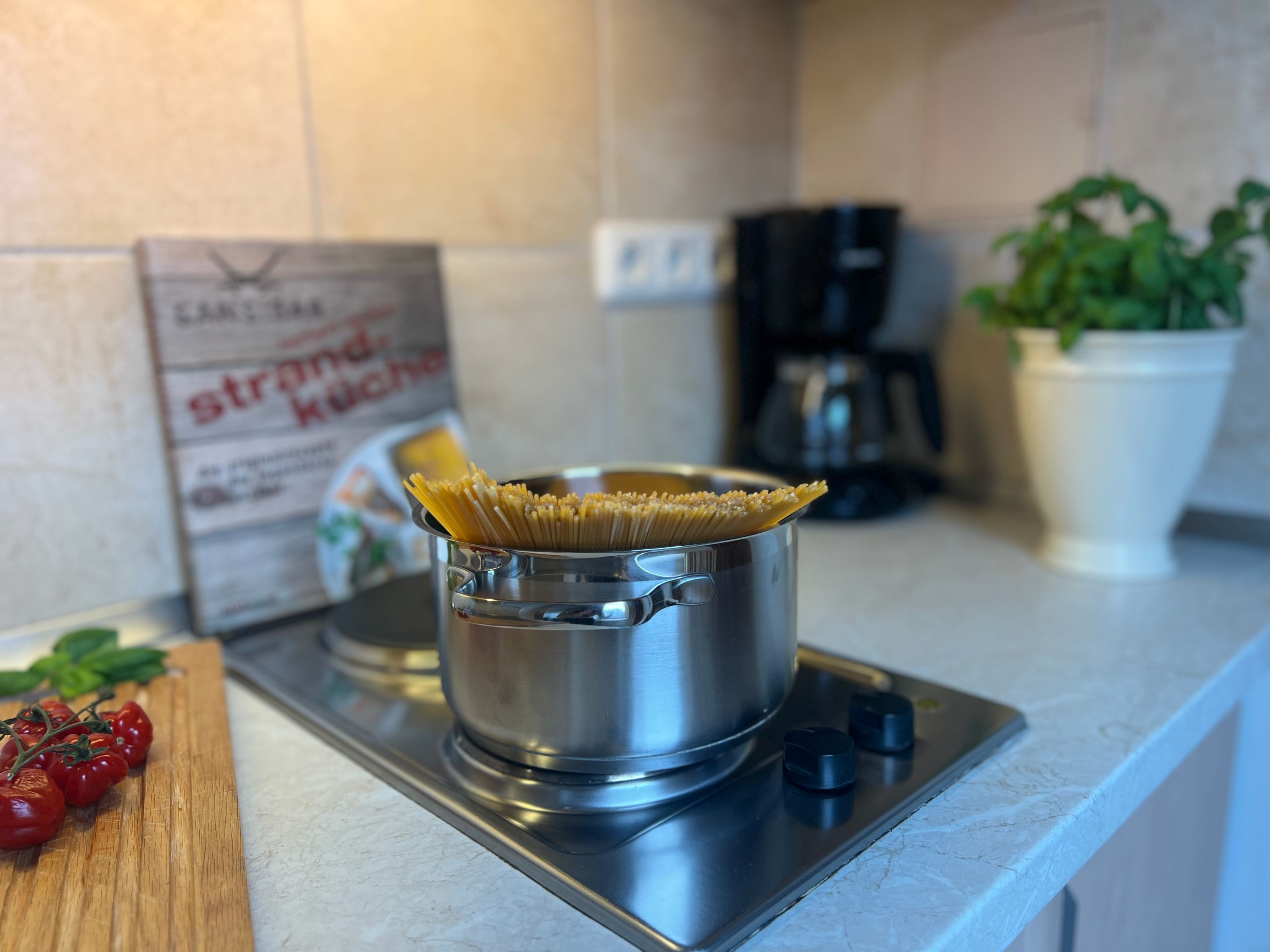 Een koelkast, een microgolfoven, een oven, een vaatwasser