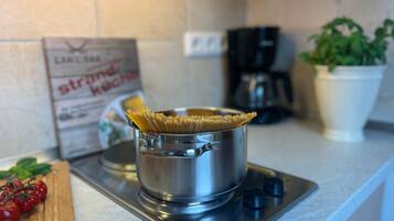 Een koelkast, een microgolfoven, een oven, een vaatwasser