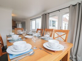Cottage | Dining