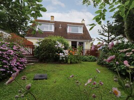 Cottage | Property grounds