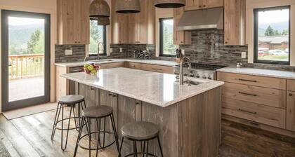 Spend the Holidays Here! Chalet with Mountain Views, Near Town Center!