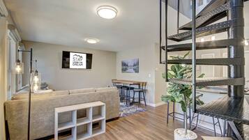 Televisión, videojuegos, libros y biblioteca musical