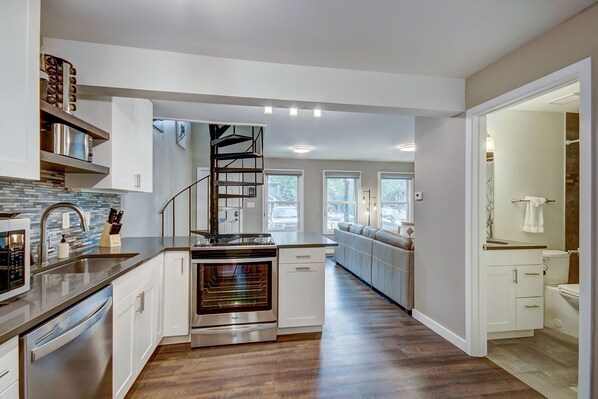 Fridge, microwave, oven, stovetop - New Listing! A Ridge above the Rest! New Remodel and High End Upgrades (Breckenridge)