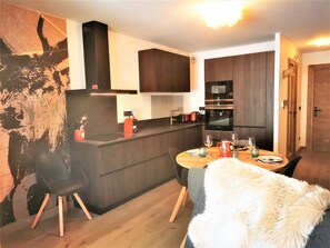 Een koelkast, een microgolfoven, een oven, een vaatwasser