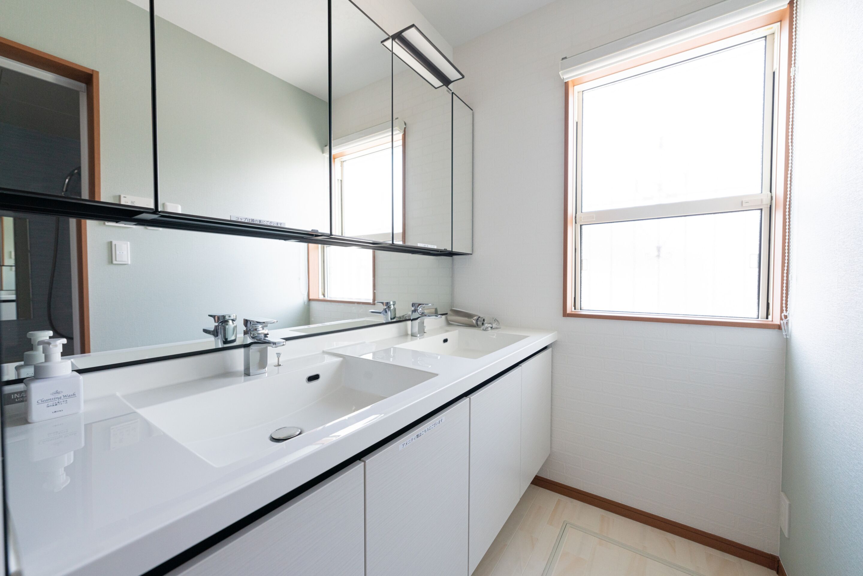 Kombinert dusj/badekar, toalettartikler (inkludert), hårføner og tøfler