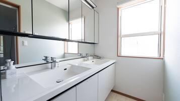 Kombinert dusj/badekar, toalettartikler (inkludert), hårføner og tøfler