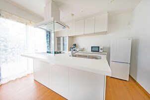 Refrigerador, microondas, placa de cocina, tetera/pava eléctrica