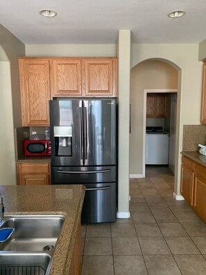 Køleskab, mikrobølgeovn, ovn, kogeplade