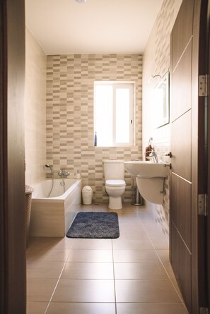 Combined shower/bathtub, free toiletries, hair dryer, towels - Modern 3 bedroom with A/C apartment (Haz-Zabbar)