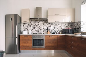 Fridge, microwave, oven, stovetop - Modern 3 bedroom with A/C apartment (Haz-Zabbar)