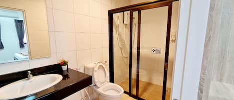 Standardzimmer | Badezimmer | Dusche, Handtücher