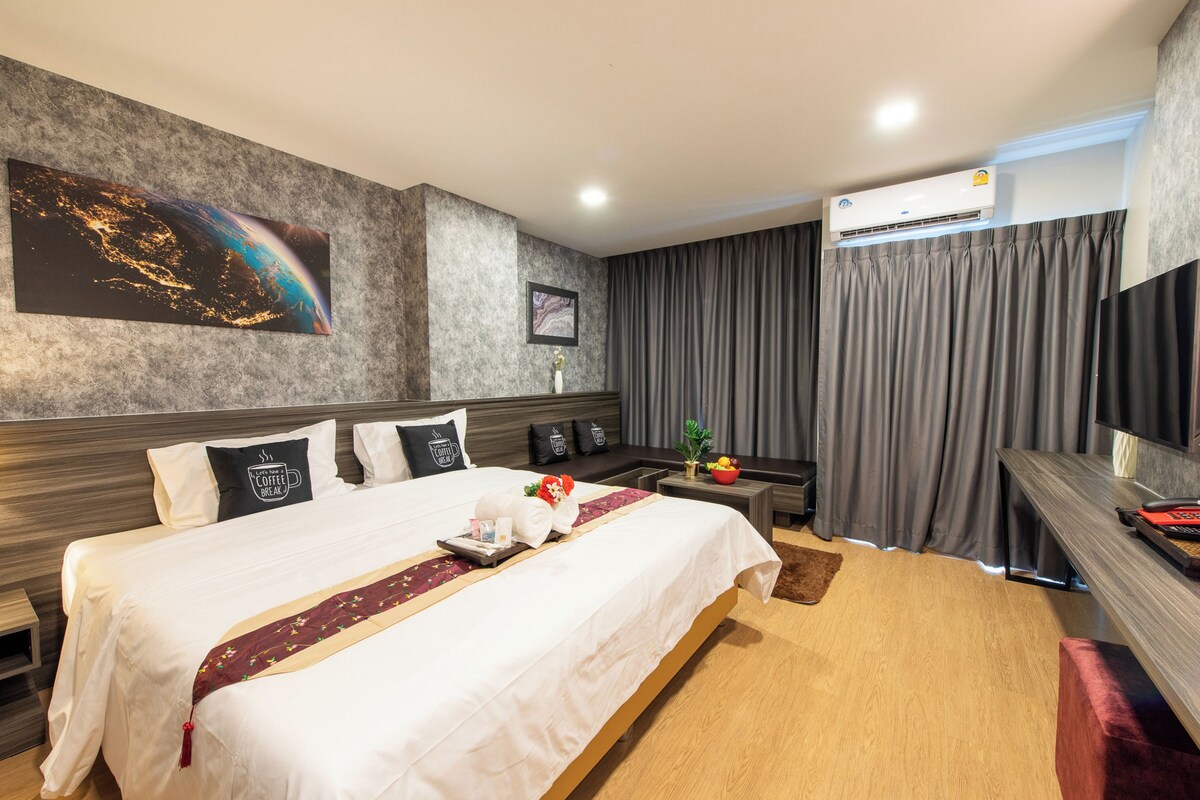 Desk, blackout drapes, WiFi (free), bed sheets