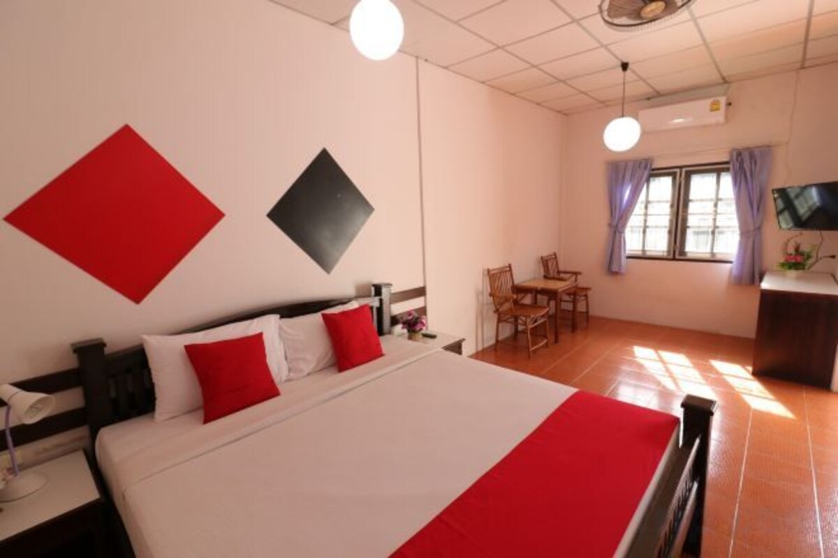 Escritorio, wifi gratis y ropa de cama