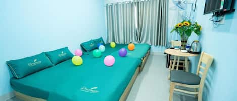 Fyrbäddsrum | Skrivbord, gratis wi-fi och sängkläder