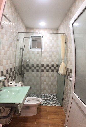 Shower, hair dryer, slippers, towels - Ann Hotel and Apartment (Ho Chi Minh City)