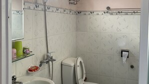 A bathroom with a toilet, sink, and shower. - Thu Tam Hotel (Cam Ly - Da Lat)
