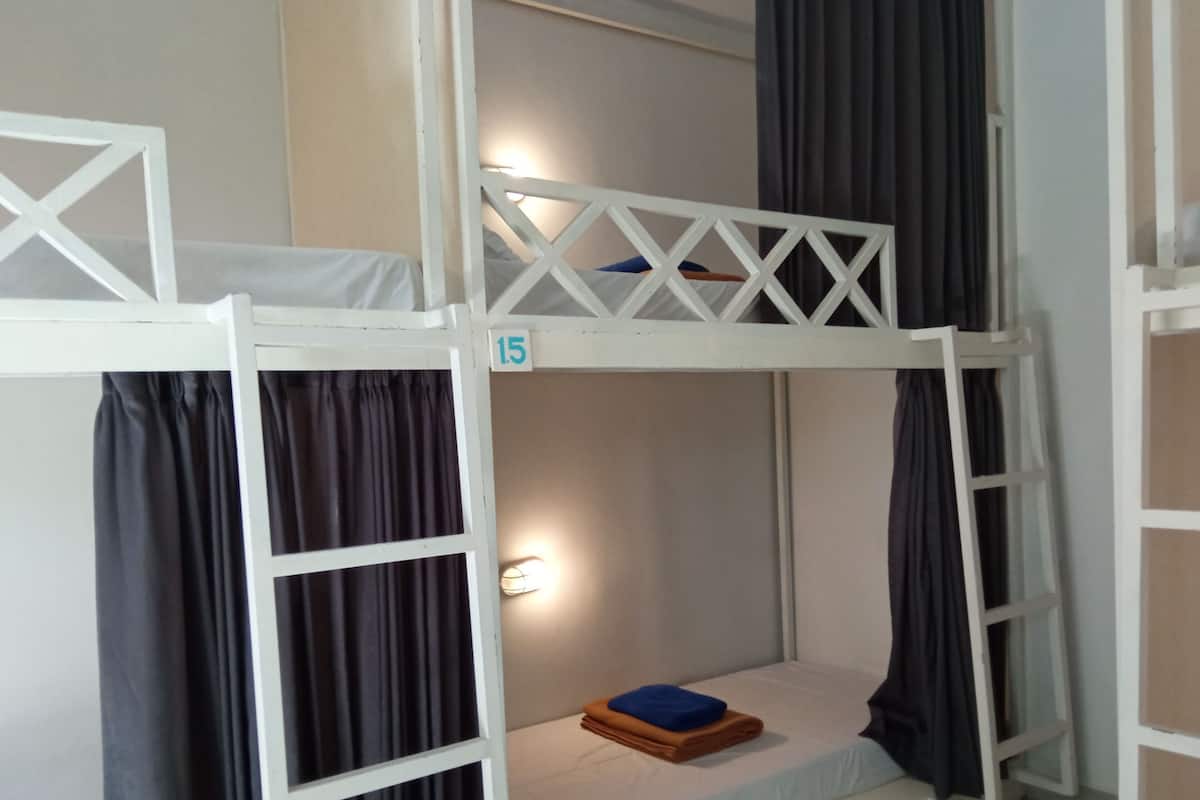 Escritorio, wifi gratis y ropa de cama