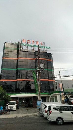 Un hôtel moderne, reconnaissable à son enseigne bien visible où l’on peut lire : « HÔTEL GLOBAL QISIAKASIA ».