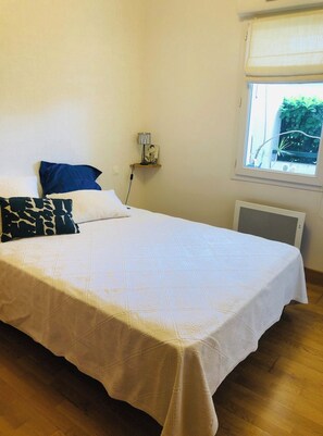 1 chambre, fer et planche à repasser, draps fournis