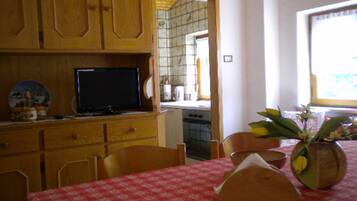 Apartment, 2 Bedrooms, Smoking, Balcony | Dining room