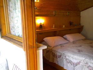 Apartment, 2 Bedrooms, Smoking, Balcony | 2 bilik tidur, seterika/papan seterika, cadar katil 