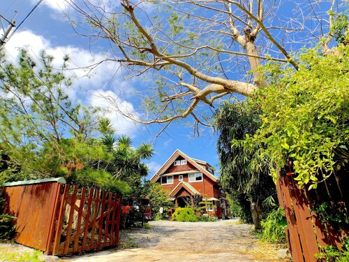 Close to Churaumi Aquarium with spacious garden! Wood cottage surrounded by greenery, Muichichi