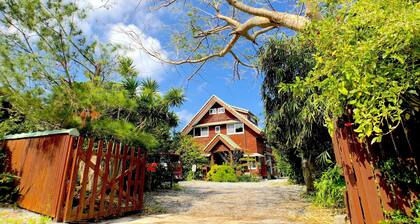Close to Churaumi Aquarium with spacious garden! Wood cottage surrounded by greenery, Muichichi