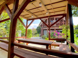 تناول الطعام بالخارج