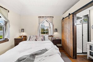 1 bedroom, bed sheets