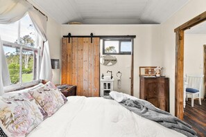 1 slaapkamer, een bureau, beddengoed