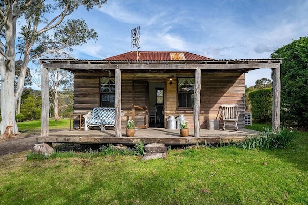 Scribbly Gum Cottage - Rustic, Picturesque, Romantic - Originally built in 1890 in Yass, relocated to Kangaroo Valley and lovingly restored.
