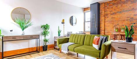 Smart TV, libros, videoteca y oficina