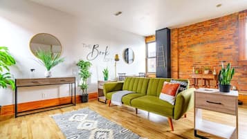 Smart-tv, böcker, ett filmbibliotek och kontor